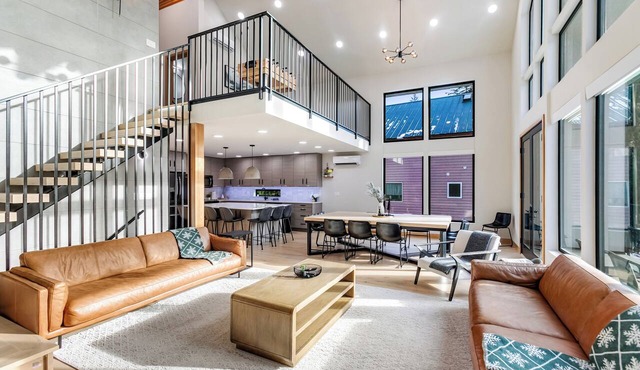 LUXE Hyak Retreat w/SAUNA, Hot Tub, Game Room, 6BR