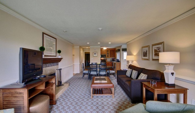 Luxurious 3 Bedroom Condo Sleeps 8! Brand New Full Size Washer and Dryer.!