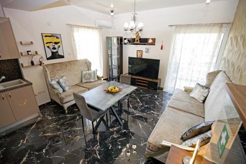 Luxury Romantic Seaside Apartment in Varkiza