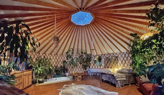 Luxury Yurt - Easy to get to off I5