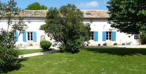 Maison de charme à Saint-Vincent-la-Châtre avec piscine partagée