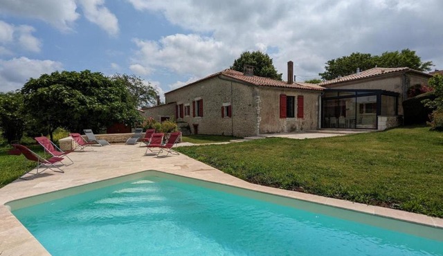 Maison spacieuse avec piscine chauffée, jardin clos, terrasses, cheminée, et équipements bébé inclus. - FR-1-653-183