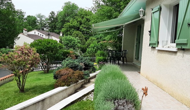 Maison sur Terrain Arboré, à 10 min à Pied des Bords de Charente !