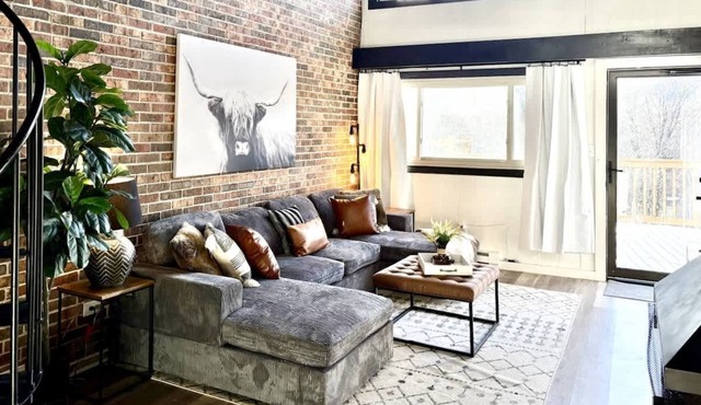 Modern Condo | Walk to Slopes | 3BR Pet Friendly