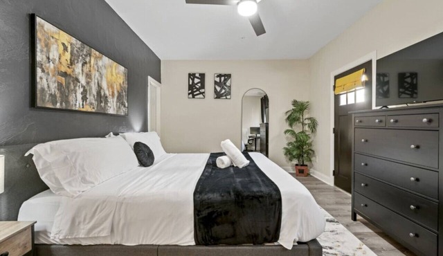 Modern & Upscale King Bed Suite|Private w/Parking!