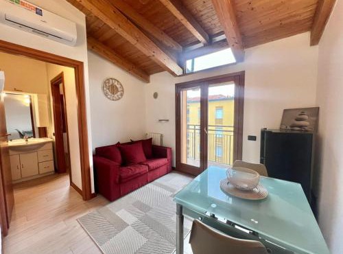 Moderno con Design caldo e accogliente, con parcheggio gratuito e balcone privato, vicino a Fiere, Eventi e Concerti