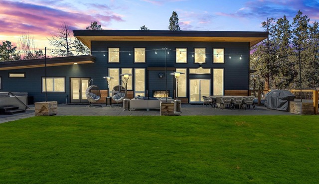 New! Luxury Home ~River View/Access~Hot Tub~Fireplace~Brand New Furnishings!
