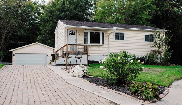Ohio Towpath Paradise Luxury Canal-Side 3BR Pet-Friendly Near DT Akron and kayak