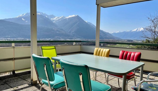 Panoramic View Bungalow w/Terrace & AC Between Locarno & Bellinzona