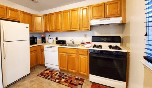 Pet friendly,cozy 3bdroom,2 fullbath,golf course locale,free parking,Bridgewater