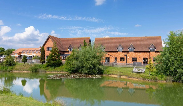 Pet friendly lakeside cottage with private hot tub, onsite golf course & cafe
