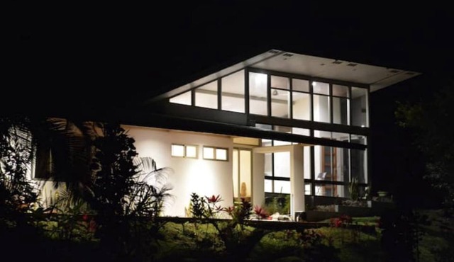 Private 1-Acre Glass House Rainforest Estate!