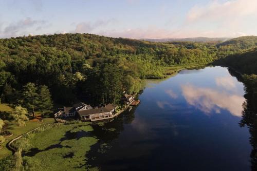 Private 37 Acre Lake Estate On 164 Acres - 11 Br