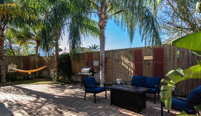 Quiet Street, Steps to Shops, Food, and Historic Downtown, 5 Miles to Beach! $300 in Free Tickets!