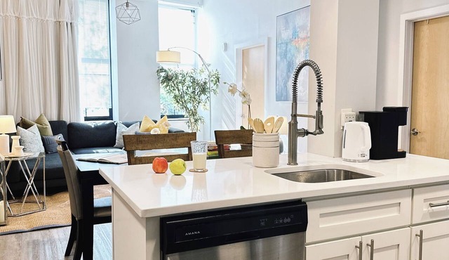 Rare Downtown 5BR/2BA Group Stay, Walk to PPAC & Convention Center, Near Brown