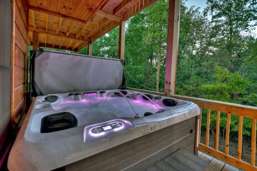 Rohring Retreat - Bask in comfort on the deck and play games in the game room