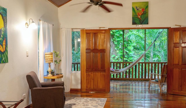 Romantic cottage with King bed, AC, Restaurant & car rental available.