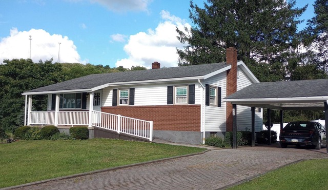 Romantic/family-friendly 3-bedroom home with fireplaces, central AC, and WiFi