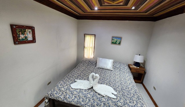 Rustic house close to the activities of the Area. zip line, hot springs, trails