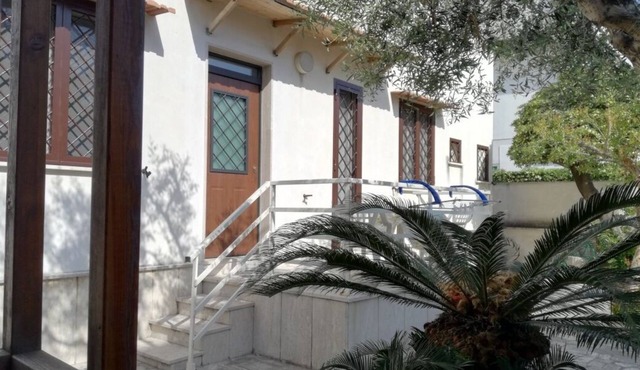 Seaside B&B - Bright and breezy apartment with large garden 100 m from the sea.