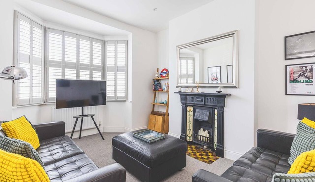 Spacious 2BDR 2BA near Shepherds Bush Oasis