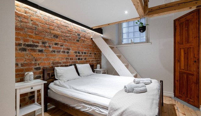 Spacious apartment that hosts up to 10 guests with free parking