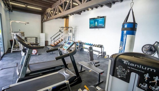 Spacious building in wonderful Heredia with fitness room. Jacuzzi pool tennis c