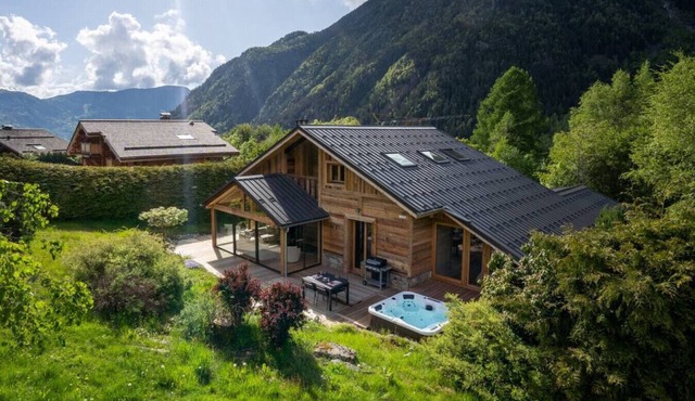 Spacious Chalet | View | Jacuzzi | Fireplace | BBQ