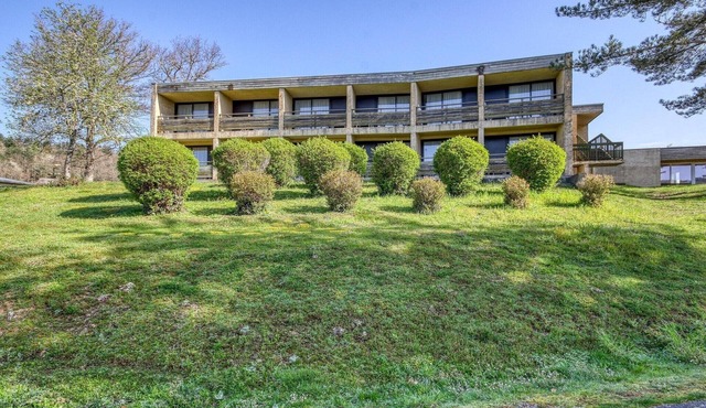 Spacious Landscape Stay for 4 by the Lake