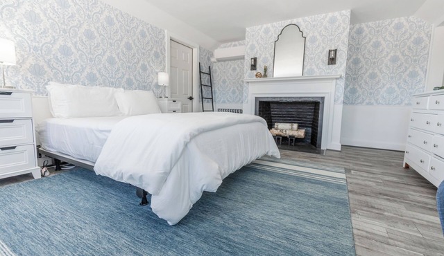 Spacious room with Queen bed and pullout couch - Dog Friendly!