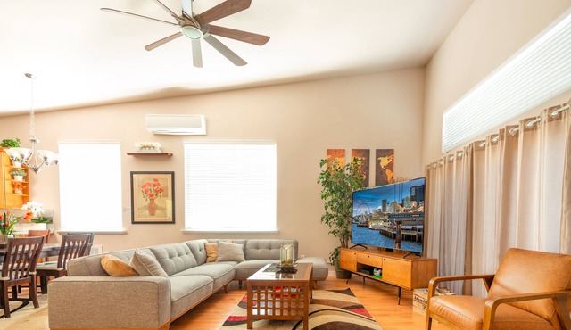 Spacious Seattle Duplex Home for Families and Pets!