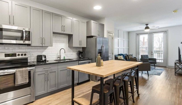 Stay Central! Modern Condo Near Entertainment