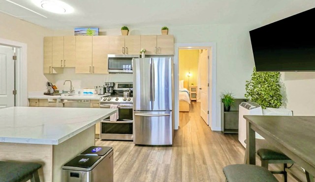Stylish Deluxe Kitchen/King Bed/Laundry/Free Parking