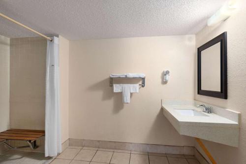 Super 8 by Wyndham Fort Mitchell Cincinnati Area