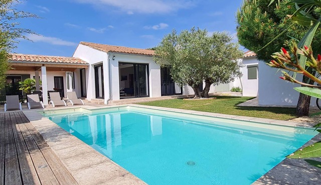Superb villa with pool in the heart of the village