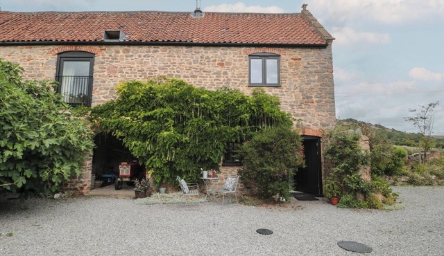 THE BARN, pet friendly, country holiday cottage in Compton Bishop