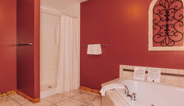The Hideaway Suite: Cozy, Lodge Suite in Amish Country, Ohio