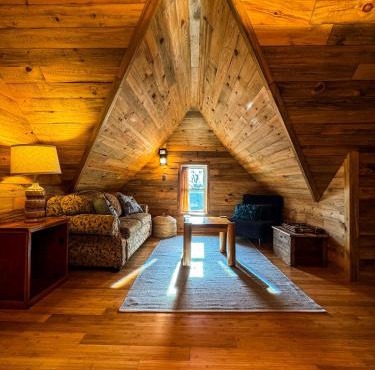 THE LOFT 3 level urban cabin with a HUGE patio!