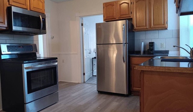The Middle flight Spacious 4-bedroom apartment with AC in North Providence