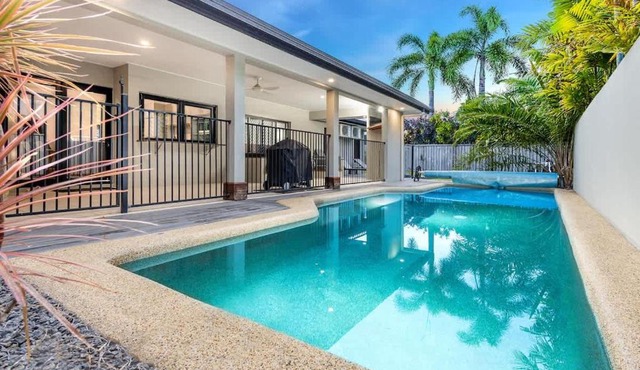 Tropical Pool Sanctuary in Kewarra Beach, Family and Dog Friendly