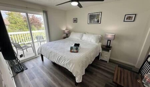 Upstairs, Studio w/King Bed, AC and heat.