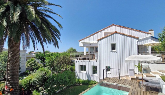 Very pretty 4* listed wooden house in Biarritz with swimming pool
