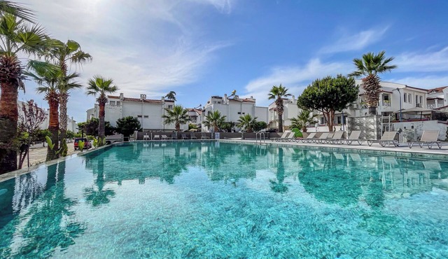 Villa in Complex with Garden & Shared Semi Olympic Swimming Pool in Kusadasi