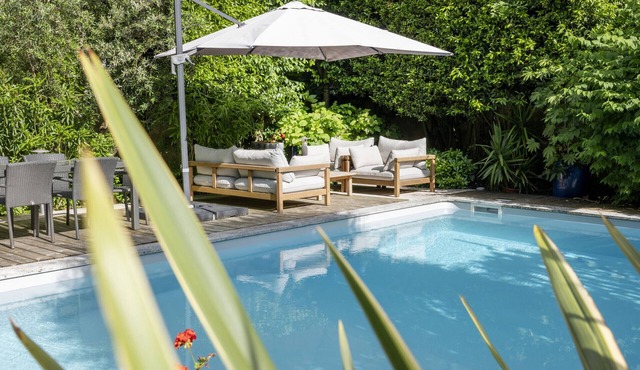 Villa with swimming pool Bordeaux center, quiet garden, air-conditioned