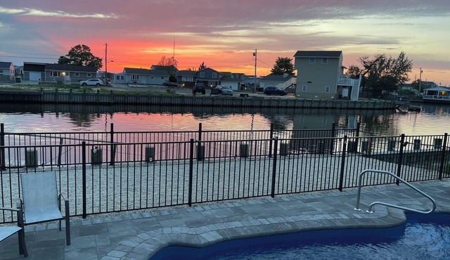 Waterfront home w/in-ground pool, short drive to LBI and Atlantic City