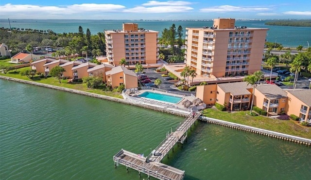WATERFRONT 1BD/1BA Sanctuary Suite 5 MINS to DOWNTOWN LIVE MUSIC & BEACHES!