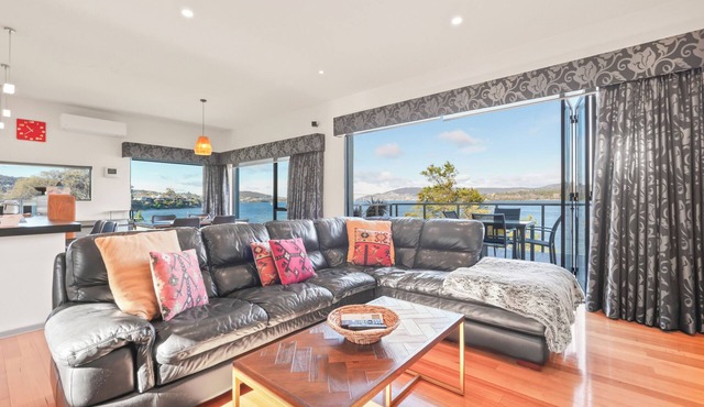 Waterfront Home - Gorgeous Views - 2 Bedroom