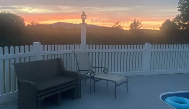 Welcome to Sunset Mountain Retreat! A gorgeous 5 bdrm house in Jaffrey, NH.