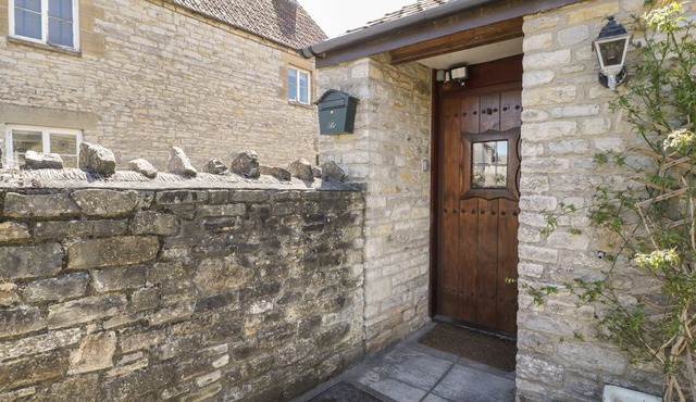 WESLEY HOUSE, pet friendly, with open fire in Pilton