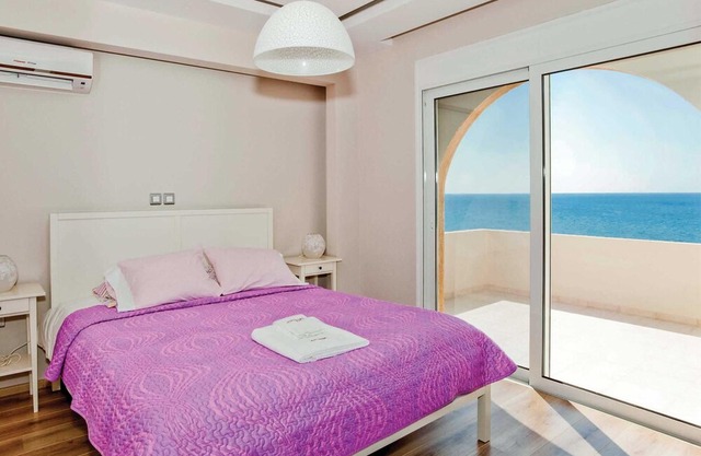 3 bed villa, stunning beachfront locaton